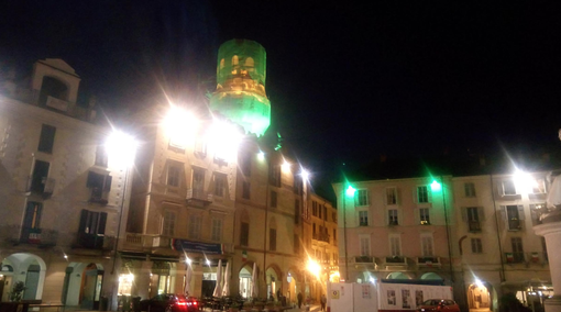 Il centro si illumina con i colori della Bandiera