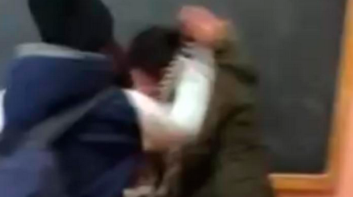 Nel fermo immagine del video circolato su Facebook un momento dell'aggressione
