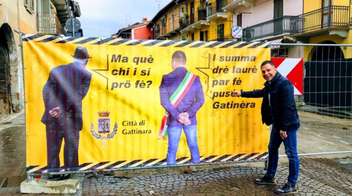 Lavori in corso a Gattinara: a sorvegliare il cantiere l'"umarell" dipinto Lavori in corso a Gattinara: a sorvegliare il cantiere l'"umarell" dipinto