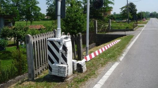 Auto abbatte le sbarre del passaggio a livello