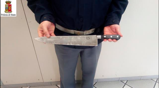 Machete, taglierini e droga nascosta nel bagaglio