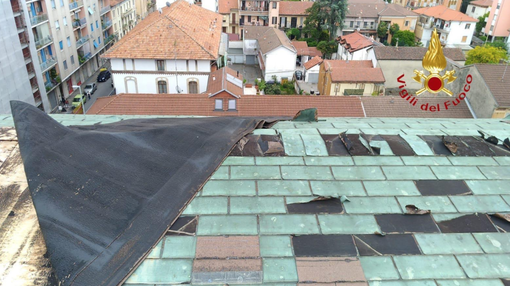 Ancora danni per il vento: scoperchiato parte del tetto di un palazzo Atc