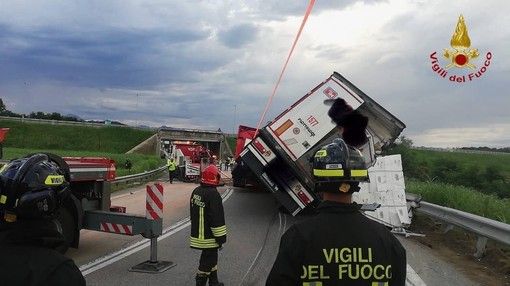 Autoarticolato si ribalta sulla A26 a Ghemme Autoarticolato si ribalta sulla A26 a Ghemme