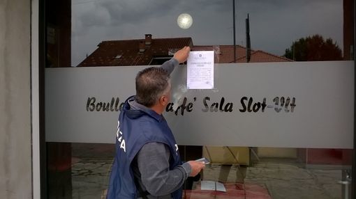 Le forze dell'ordine appongono il provvedimento di chiusura temporanea del locale