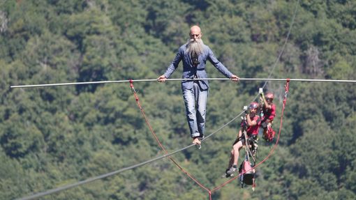 Il funambolo Andrea Loreni cammina a 10 metri d'altezza sulle risaie biologiche di Rovasenda