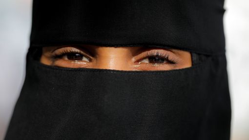 Trino, il Comune mette al bando niqab,  burqa, passamontagna, maschere integrali e caschi con visiera oscurata