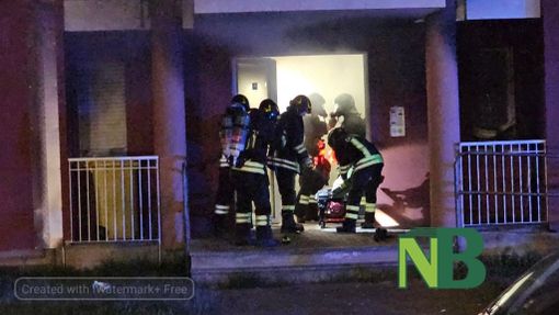Incendio nella notte a Biella Chiavazza: morto un uomo, sette persone intossicate
