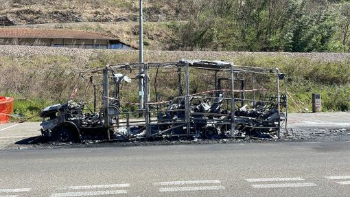 I resti del mezzo andato a fuoco I resti del mezzo andato a fuoco