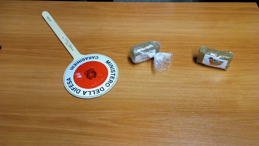Alla vista dei Carabinieri gettano la droga dal finestrino dell'auto: due denunce Alla vista dei Carabinieri gettano la droga dal finestrino dell'auto: due denunce