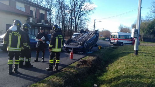 Frontale tra due auto: una si rovescia - LE FOTO