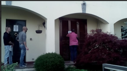 Le forze dell'ordine appongono i sigilli (foto m.r.) Le forze dell'ordine appongono i sigilli (foto m.r.)