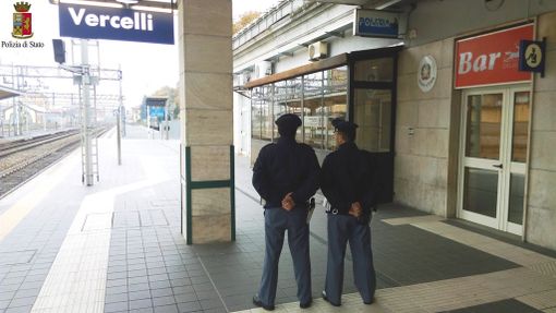 In giro di notte, con coltello, manette e pistola ad aria compressa