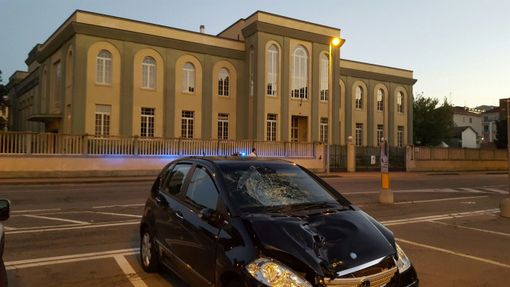 Due ragazzi investiti in piazza Cesare Battisti