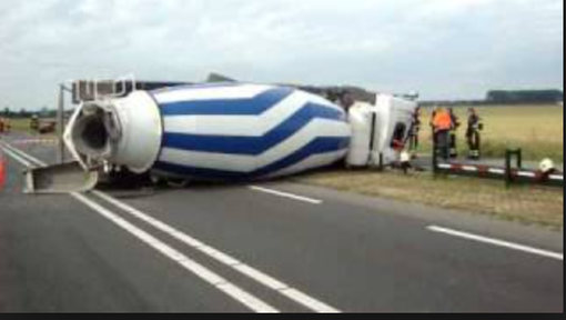 Betoniera ribaltata in strada