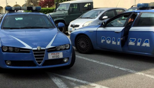 In prognosi riservata la donna accoltellata