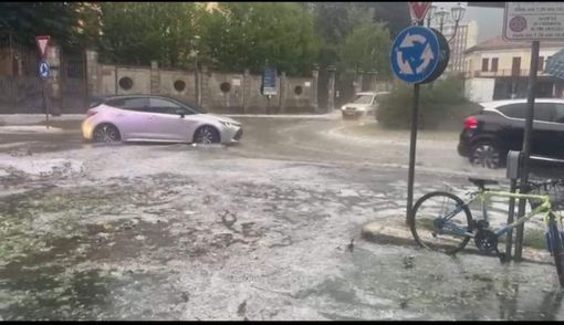 Maxi grandinata a Borgosesia, le strade trasformate in fiumi di ghiaccio - Video Maxi grandinata a Borgosesia, le strade trasformate in fiumi di ghiaccio - Video