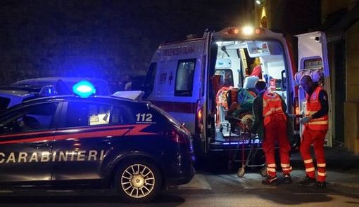 Anziana trovata a terra in una pozza di sangue