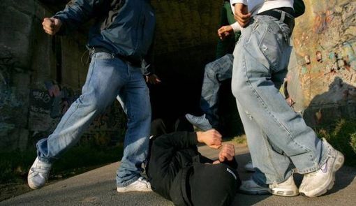 Barista, avventore e poliziotti feriti (e locale distrutto): la notte di follia in via Foà Barista, avventore e poliziotti feriti (e locale distrutto): la notte di follia in via Foà