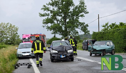 Scontro tra 3 mezzi a Villanova, code e traffico sulla Provinciale per Carisio (foto di Giacomo Chiarini per newsbiella.it)