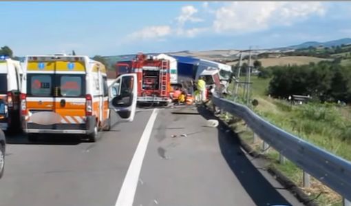 Inferno sulla A26: due morti in un maxi tamponamento a sud di Casale - AGGIORNAMENTI Inferno sulla A26: due morti in un maxi tamponamento a sud di Casale - AGGIORNAMENTI