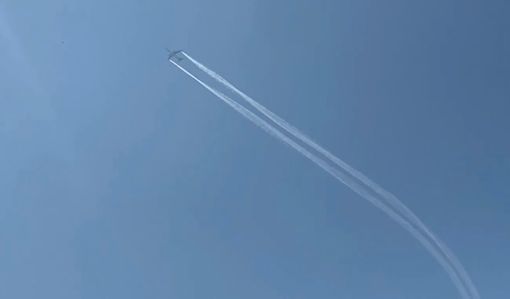 Un'immagine del veivolo ripreso dai cittadini durante la fase di scarico del carburante. Un'immagine del veivolo ripreso dai cittadini durante la fase di scarico del carburante.