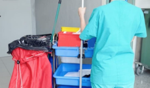 Scioperano gli addetti alle pulizie: da 7 anni senza contratto, garantiscono la sicurezza di ospedali, Rsa, grandi strutture