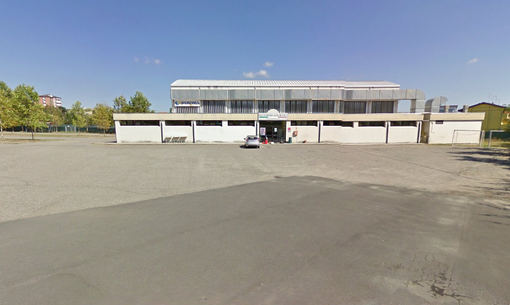 Il palazzetto dello Sport di via Castellazzo: sul retro si apre lo spazio delle piscine Il palazzetto dello Sport di via Castellazzo: sul retro si apre lo spazio delle piscine