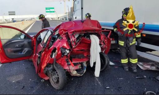 Tragico schianto sull'A4, perdono la vita nonna e nipote di Mongrando Tragico schianto sull'A4, perdono la vita nonna e nipote di Mongrando