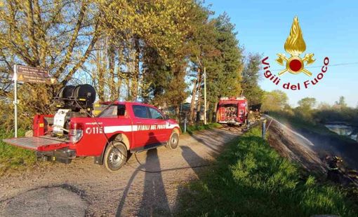 Fiamme sull'argine, mezzi di soccorso in azione Fiamme sull'argine, mezzi di soccorso in azione