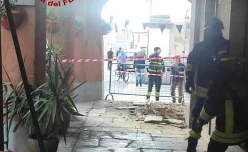 Precipita una porzione di intonaco dei portici Precipita una porzione di intonaco dei portici