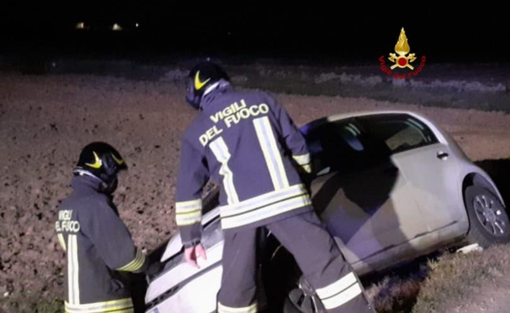 Fuori strada con l'auto: due persone in ospedale Fuori strada con l'auto: due persone in ospedale