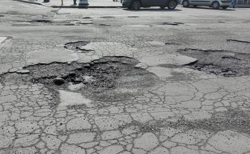 Buche, dissesti e cedimenti. Pd e lista civica all'attacco sulle condizioni degli asfalti