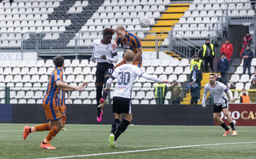 Il colpo di testa di A. Sow  parato da Gori(f. Devecchi)