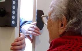 Aggredita in casa da due truffatori