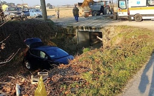Schianto tra auto e trattore: la vettura finisce in un canale Schianto tra auto e trattore: la vettura finisce in un canale