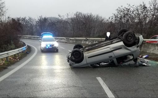 Biella, auto si capotta al curvone della superstrada Biella, auto si capotta al curvone della superstrada