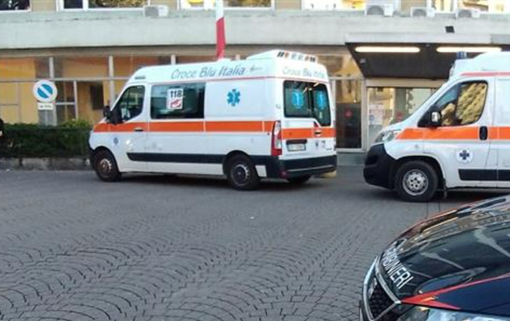 Il paracadute si apre solo parzialmente, precipita al campo di volo