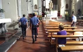 Le molla un ceffone e poi le ruba il borsello Le molla un ceffone e poi le ruba il borsello