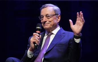 Draghi riceve il premio Carlo Magno: "Mai così tanti nemici per Europa" Draghi riceve il premio Carlo Magno: "Mai così tanti nemici per Europa"