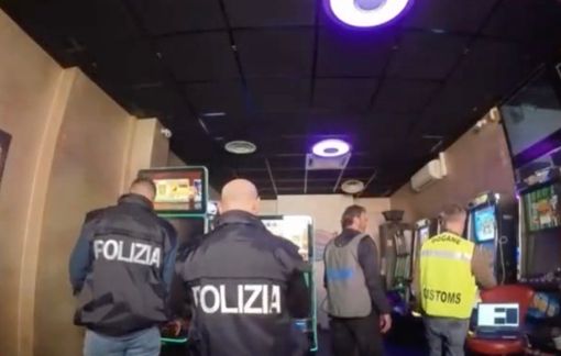 Vasta operazione contro il gioco illegale: a Vercelli due denunce, 13 dispositivi sequestrati e sanzioni per 134.300 euro - VIDEO Vasta operazione contro il gioco illegale: a Vercelli due denunce, 13 dispositivi sequestrati e sanzioni per 134.300 euro - VIDEO