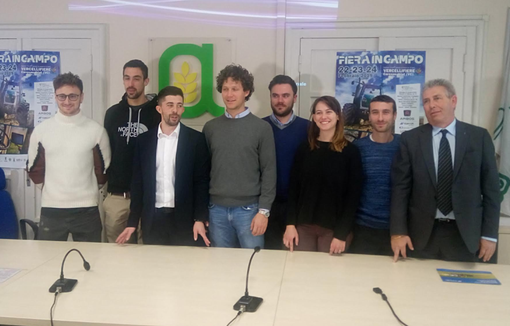 I ragazzi di Anga Vercelli (tra loro il presidente Giorgio Greppi e il presidente regionale Luigi Saviolo) e Giovanni Perinotti, presidente di Confagricoltura I ragazzi di Anga Vercelli (tra loro il presidente Giorgio Greppi e il presidente regionale Luigi Saviolo) e Giovanni Perinotti, presidente di Confagricoltura