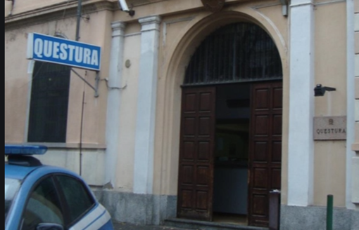 Truffa il cliente consegnando carta invece della droga. E l'altro chiama la Polizia