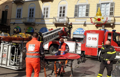 Bloccato dopo un infortunio: uomo trasportato fuori casa con l'autoscala Bloccato dopo un infortunio: uomo trasportato fuori casa con l'autoscala