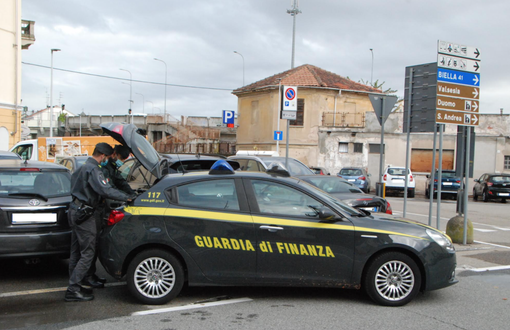 Scoperta un'autofficina abusiva: attrezzature sequestrate e guai per il titolare