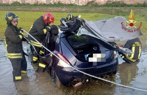 Schianto a Busonengo: morti tre ventenni, gravi altri due giovani Schianto a Busonengo: morti tre ventenni, gravi altri due giovani