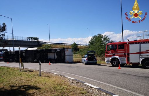 Rimorchio in fiamme tra Balocco e Greggio Rimorchio in fiamme tra Balocco e Greggio
