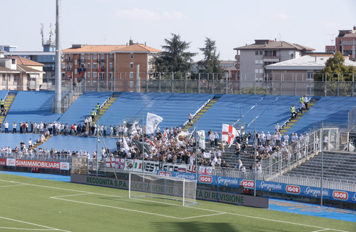 Il tifo vercellese a Novara, al girone d'andata (f. Devecchi) Il tifo vercellese a Novara, al girone d'andata (f. Devecchi)