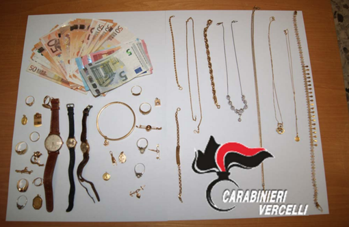 Beccati con i soldi e i gioielli frutto di una truffa: in manette due polacchi Beccati con i soldi e i gioielli frutto di una truffa: in manette due polacchi