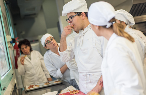 Nelle foto di Francesco Lillo alcuni ragazzi che faranno parte anche dei laboratori del "FuoriMenu" impegnati nel progetto "Cuochi d'artificio" dell'Alberghiero di Gattinara
