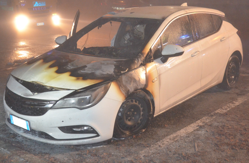In fiamme l'auto di un maresciallo dei carabinieri: il rogo è doloso